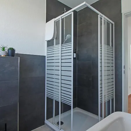 Rg Living - A2, H2o-therme & Free Parking דירה *